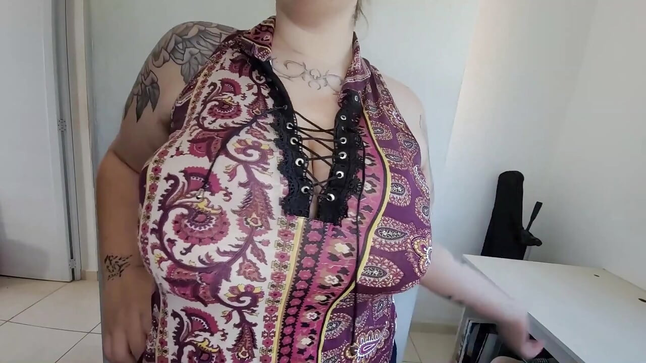 Enorma bröst fångade dig när du tittar på mataffären