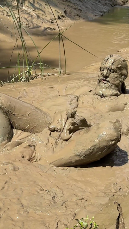 MUD PIG IN HEAT | Clip 1