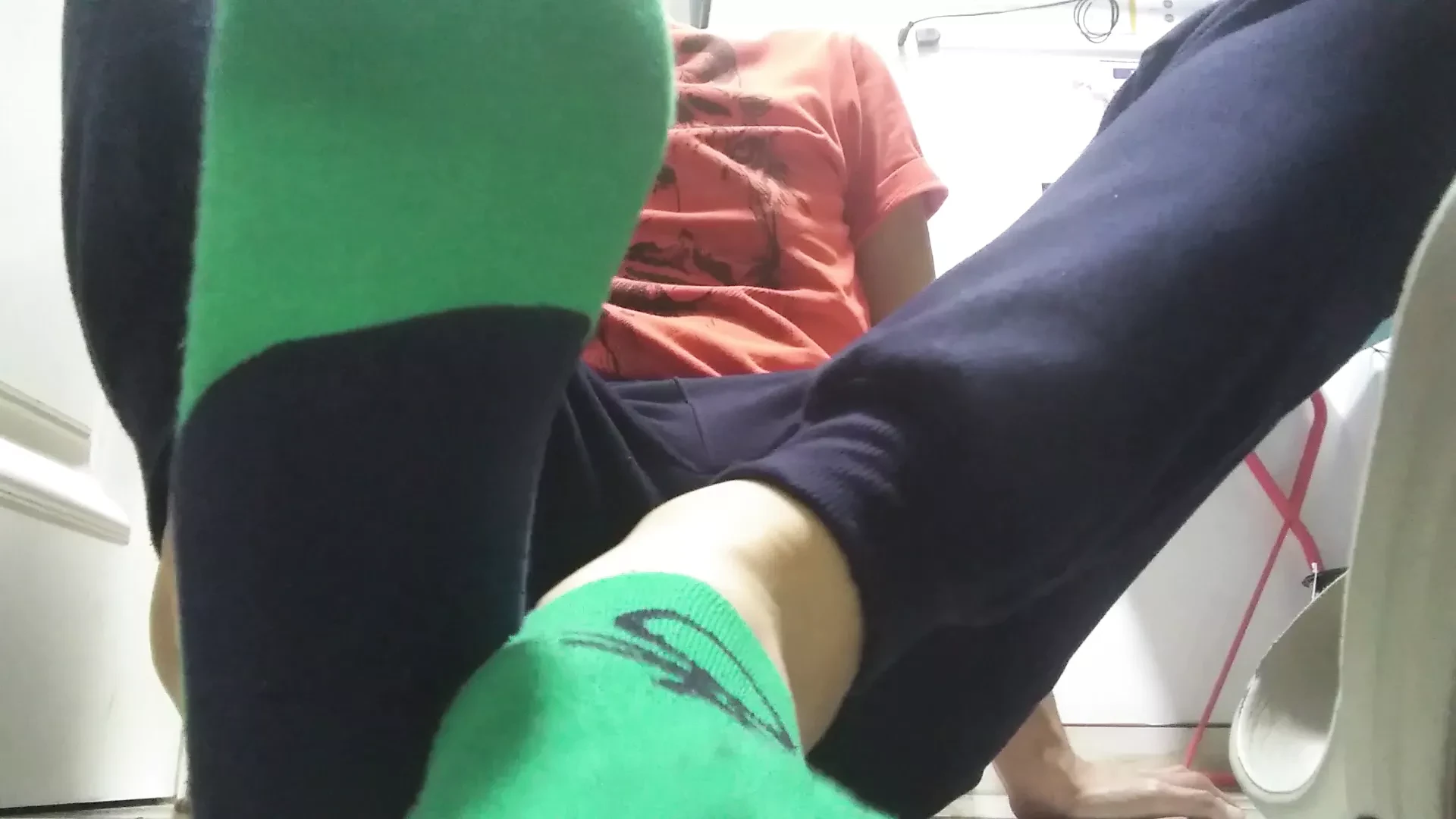 下班后汗湿的绿色袜子和肮脏的脚