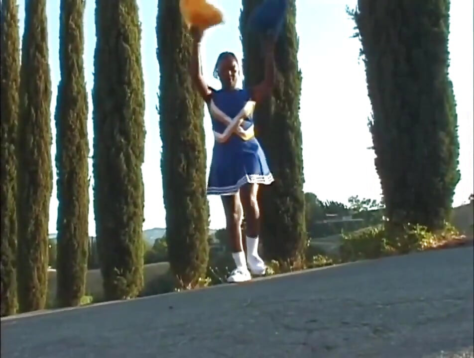 Hoạt náo viên da đen ngực khủng chịch với hai chàng trai