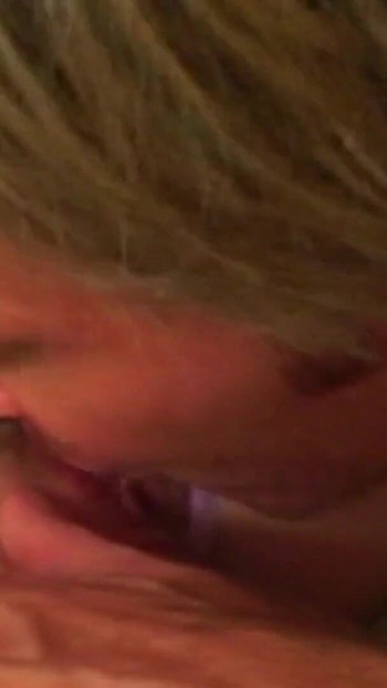 Käftande ögonblick från "Blond brud får sin lilla butthole knullad hårdporr"