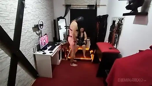 Фетиш-милфу трахнули пальцами до оргазма со сквиртом в БДСМ-день