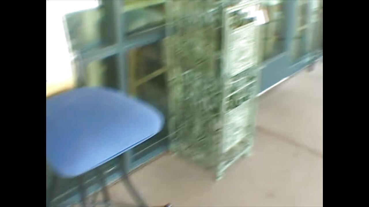 رعشة قبالة وامتص حتى نهاية البيت - وقحة لا تشبع يتم أخذها من قبل 10 رجال