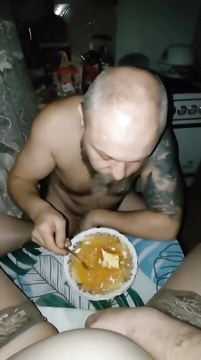 尿に浸ったケーキ、とても美味しい組み合わせです