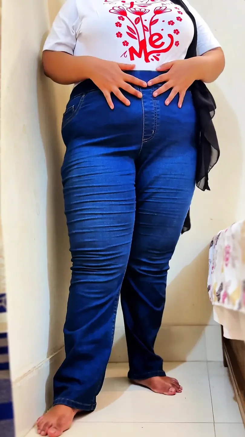 PAWG Shy Teen Employee Masturbat in Office When Boss Is Next Desk feat ...