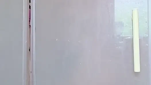 Bersembunyi di kamar mandi......