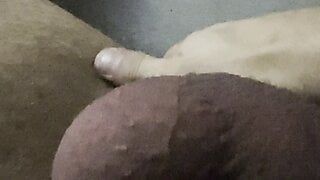 Соло-тинка с большим хуем с огромным членом трахает пальцами его задницу