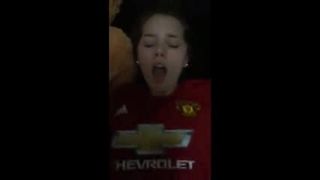 Homem utd menina fã leva o pênalti