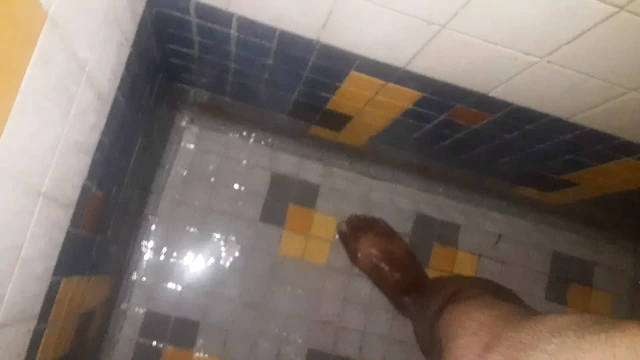 Hey this hotel bathroom is real nasty lol