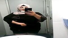 Chica musulmana con grandes tetas