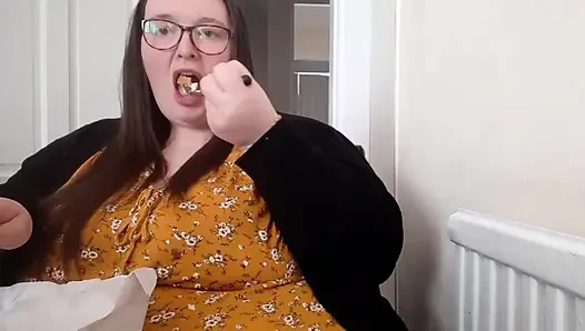 Cewek super semok ini lagi asik ngentot perut dan keripik