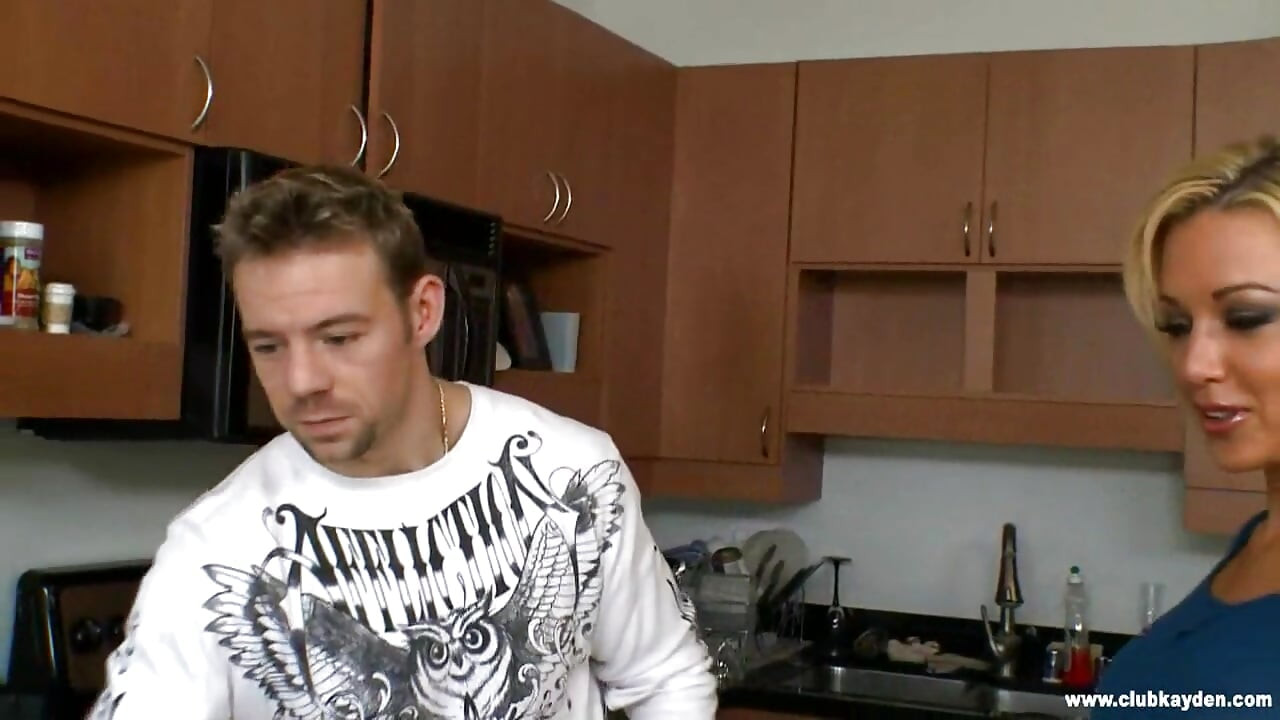 Kayden Kross şeker babası tarafından sert sikiliyor