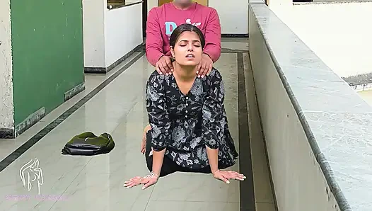 Komal erkek arkadaşına okulda başladı, Bindas'i reddetmeye başladı