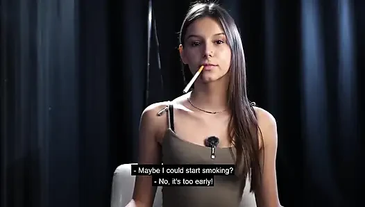 Sesi merokok solo yang tenang di studio dengan asap lembut dan kontak mata langsung