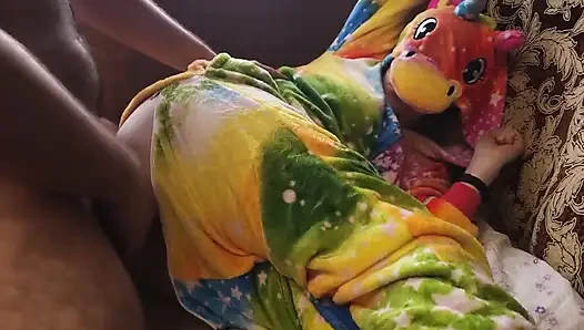 Ein baby in einem einhorn-kostüm zeigt ihren arsch