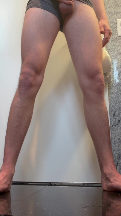 Pau Jovem Pingando Nos Azulejos Do Banheiro Pela Manhã