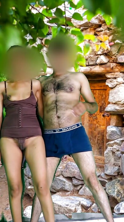 Sokakta sikişirken yakalandı. Açık havada seks Hintli köylü kız erkek arkadaşıyla sert sikişiyor xxx video