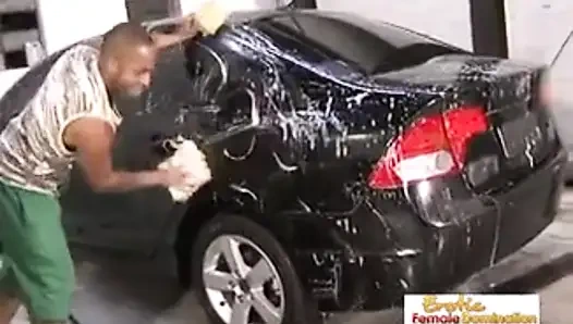 Клиентку жестко трахают в очко на ее машине на автомойке