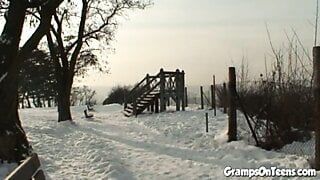 Troia adolescente di neve scopa il cazzo del nonno