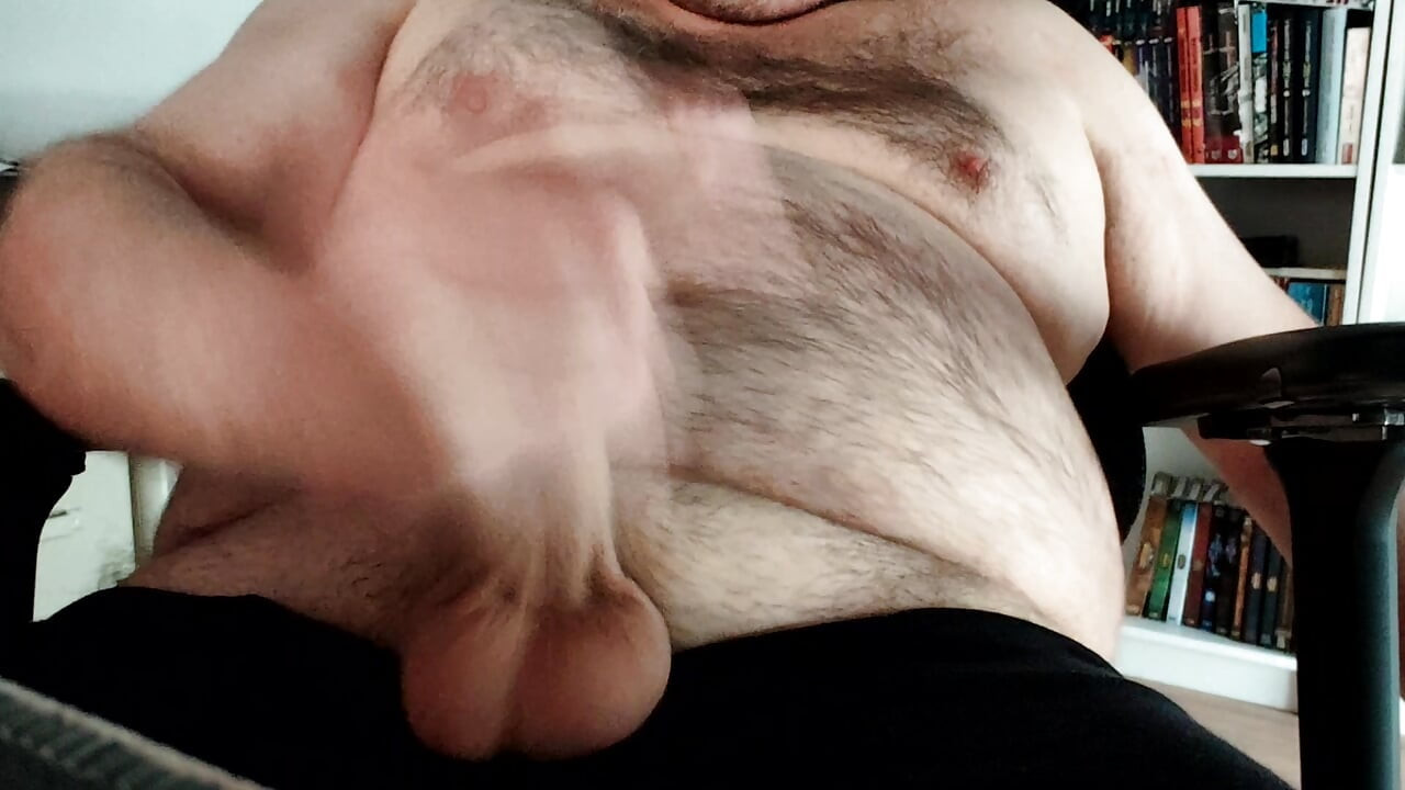 O pau é masturbado e as bolas são massageadas
