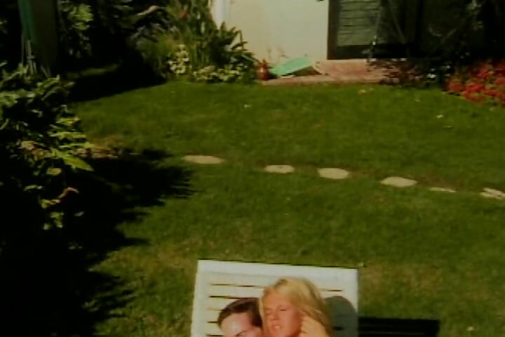 สาวผมบลอนด์ที่น่าทึ่งโดนน้ําแตกใส่หน้าหลังเย็ดเอาท์ดอร์