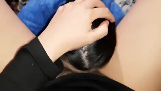 Meine freundin lutscht, beißt, lutscht, leckt meine haarige muschi
