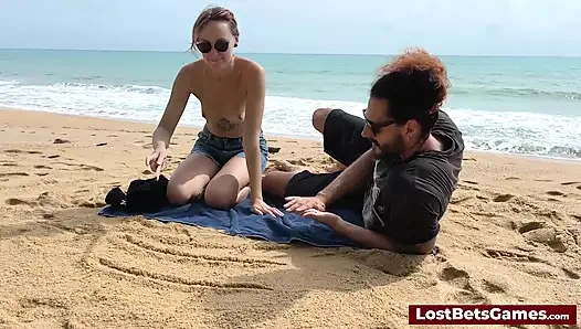Эта игра-стриптиз с тактичными таксами и пампами смешивает креативность с соблазнением