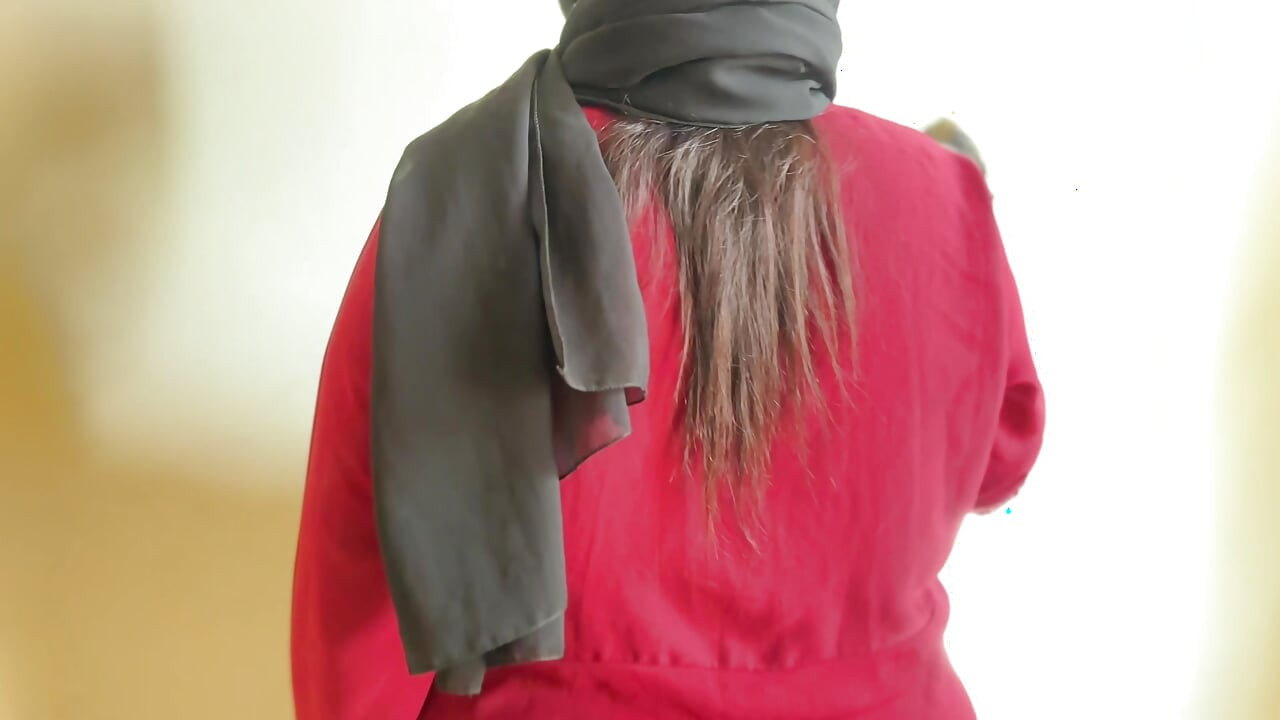 サウジアラビアでベッドルーム掃除をしている美しいお尻のメイドとセックス - アナルファックと精液