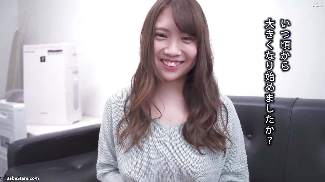 O tipă asiatică cu țâțe mari le arată în acest videoclip solo