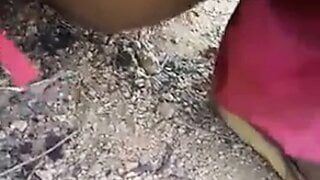南インドの村の妻が毛深いまんこを野外で披露