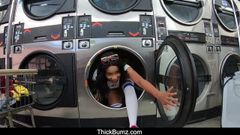 Bubble bumbum ébano bebê jenna foxx fode na lavanderia