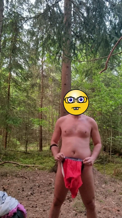 Szybki striptiz z wytryskiem na łonie natury | Klip 1
