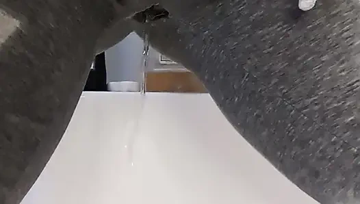 Çaresizce pantolonumun içine işiyor