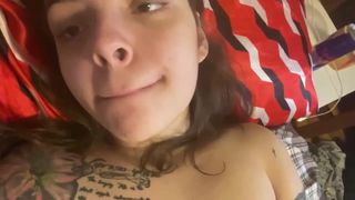 19-jährige Mahala masturbiert