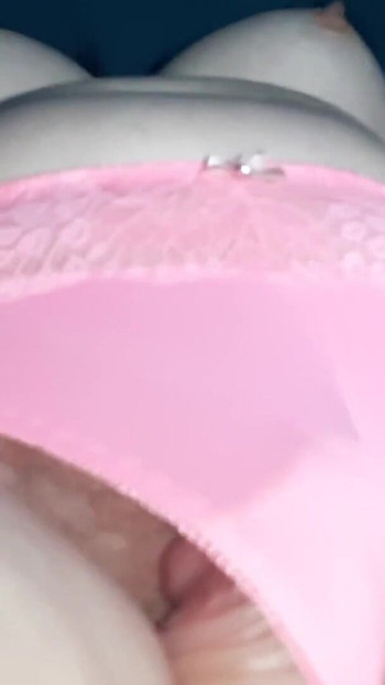 Hoppá. Valami idegen dörzsöli a puncimat egy zsúfolt buszon. | 1. klip