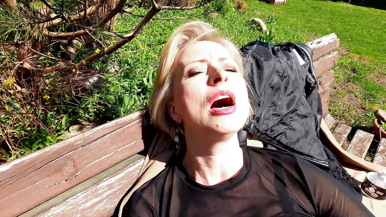 شمس وجوارب سوداء وديلدو