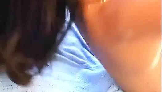 Kırmızı iç çamaşırlı güzel genç Asyalı sikişmeyi ve büyük siyah yarağı emmeyi seviyor