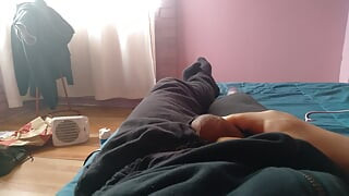 Momak sa velikim kurcem pokazuje svoju veliku osobinu