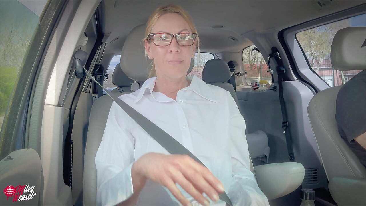 Undergiven förbunden slav naken på motorväg