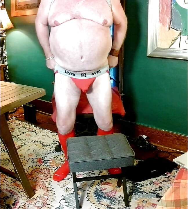 긴 빨간 양말과 빨간 양말을 신은 Beardaddychub!