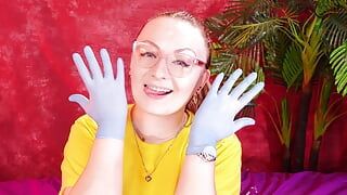 Video de Asmr con guantes médicos de nitrilo (Arya Grander)