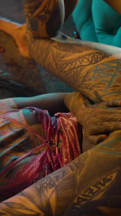 أمن اتفاقية الأسلحة البيولوجية يمسك بفتاة موشومة تمارس الجنس مع كسها بجودة عالية حتى يمارس الجنس معها في الشرج | مقطع 1