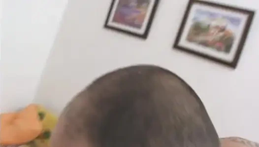 Saudara tiri sahabatku - aksi threesome amatir dengan cewek pantat besar berbulu