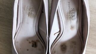 Los tacones desnudos destrozados de la esposa se corren