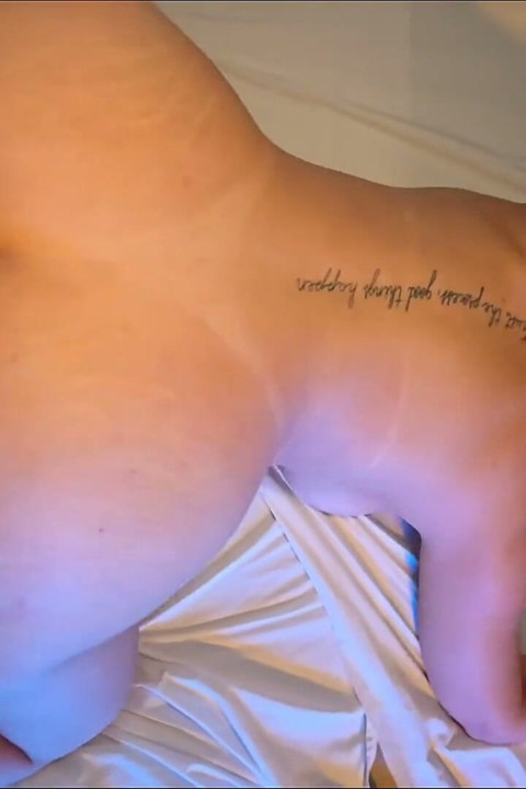 Blondă cu cur mare se fute pe la spate la un motel fără prezervativ și își ia o șarjă de spermă în curul ei strâmt.