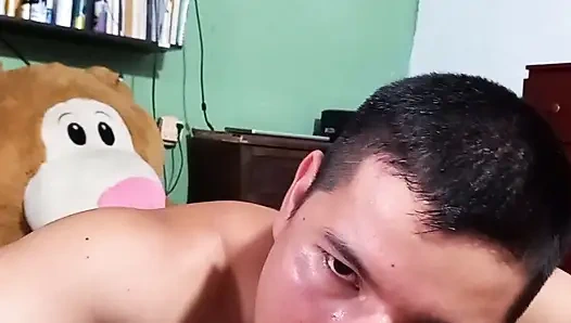 Ein Fremder leckt ihre Muschi, bis sie zum Orgasmus kommt, während er mit ihrem Mann telefoniert.