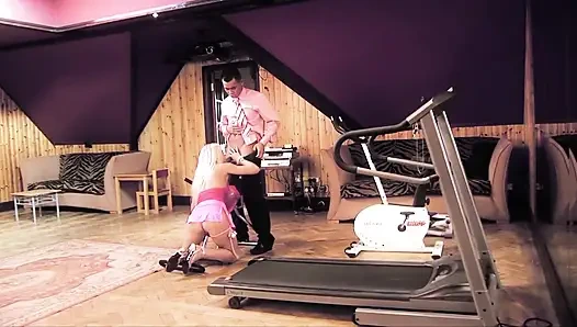 Heiße blondine, enge muschi,schlampe verführt asiatischen geschäftsmann und entleert seine eier leer im fitnessraum