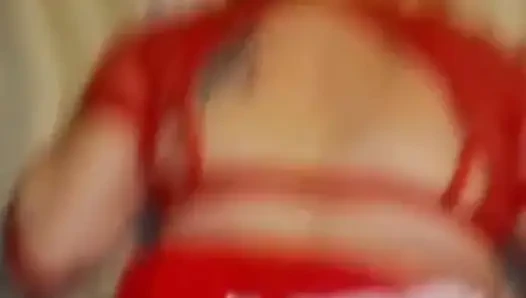 Kırmızılı evli kadın