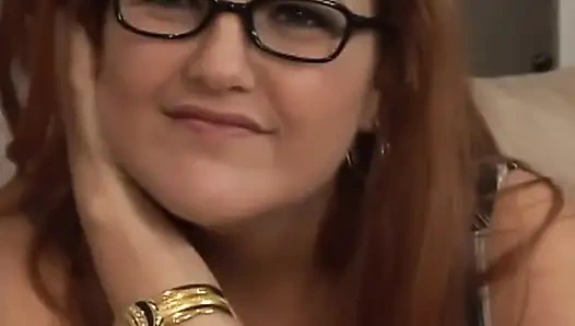 Kızıl saçlı büyük memeli seksi orta yaşlı seksi kadın amcık yalıyor