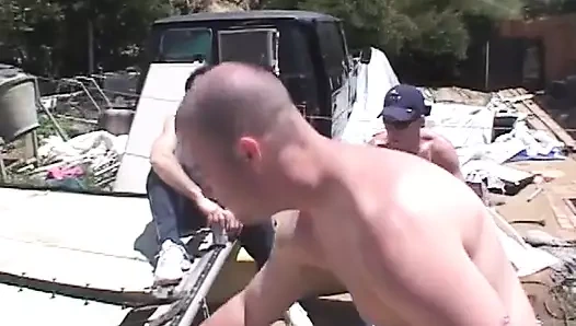 Trailer trash-hure hart in alle löcher gefickt